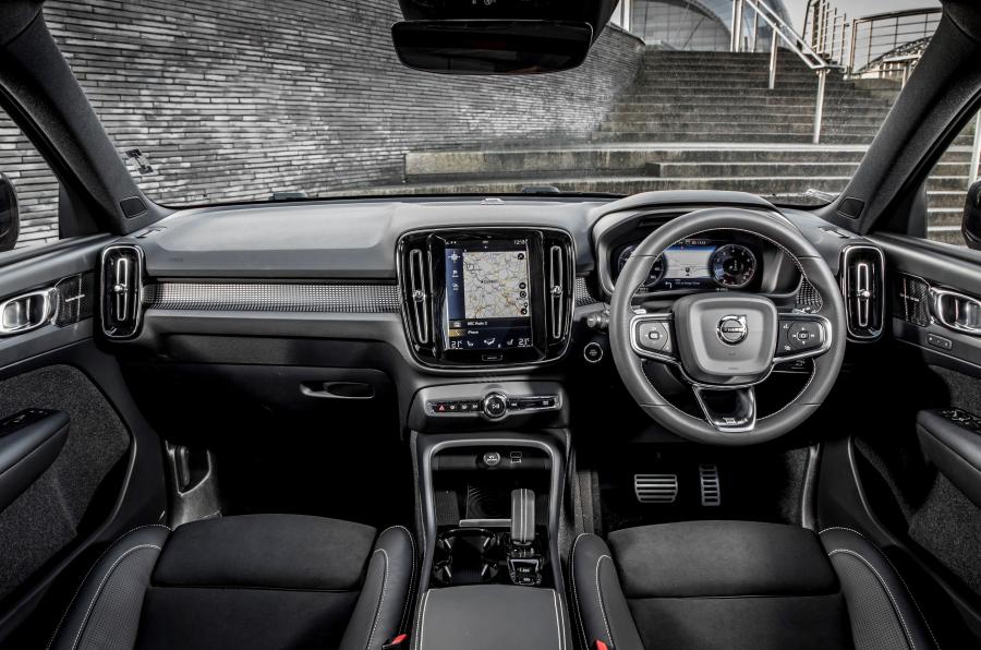 Торпедо Volvo XC40 T5 R-Design 2017 года  (UK) (фото 32 из 41)